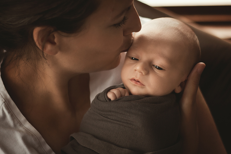 blackfalds newborn photographer, mom and newborn, lifestyle newborn, newborn photoshoot, red deer newborn photographer