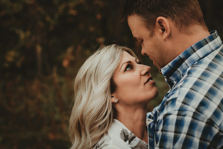 red deer engagement photographer,romantic fall engagement photos, fall photos, blonde fall photos, warm, field